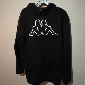 HOODIE från kappa - Säljer en hoodie i storlek medium. Har använts ett fåtal gånger, skulle säga att den är som ny. Uppfyller kraven. 