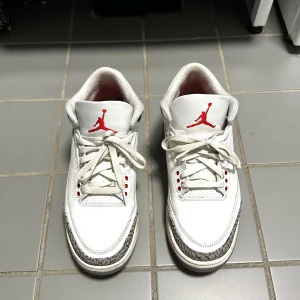 Air Jordan 3 Retro 'White Cement - Äkta Air Jordan 3 Retro 'White Cement skor. Använda (org.pris 3500kr). Sköna skor passar till alla outfits inte för varma o inte för kalla, kan användas året runt. Kvitto finns och fler bilder finns också. Tveka inte på att höra av dig vid frågor!!!!