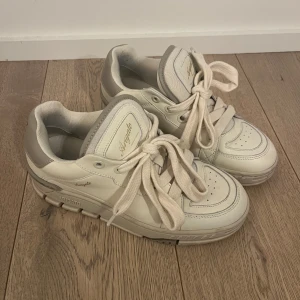 Area haze sneaker Axel Arigato skor - Använda fåtal gånger, väldigt bra skick. Original pris 3100kr