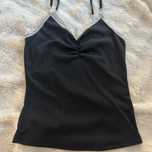 Spetslinne - Svart linne med vit spetts