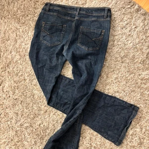 Lowwaist bootcutjeans  - Superfina! S/M De står att det är en 38 men skulle mer säga 36! Det beror på vad man har för preferenser! 