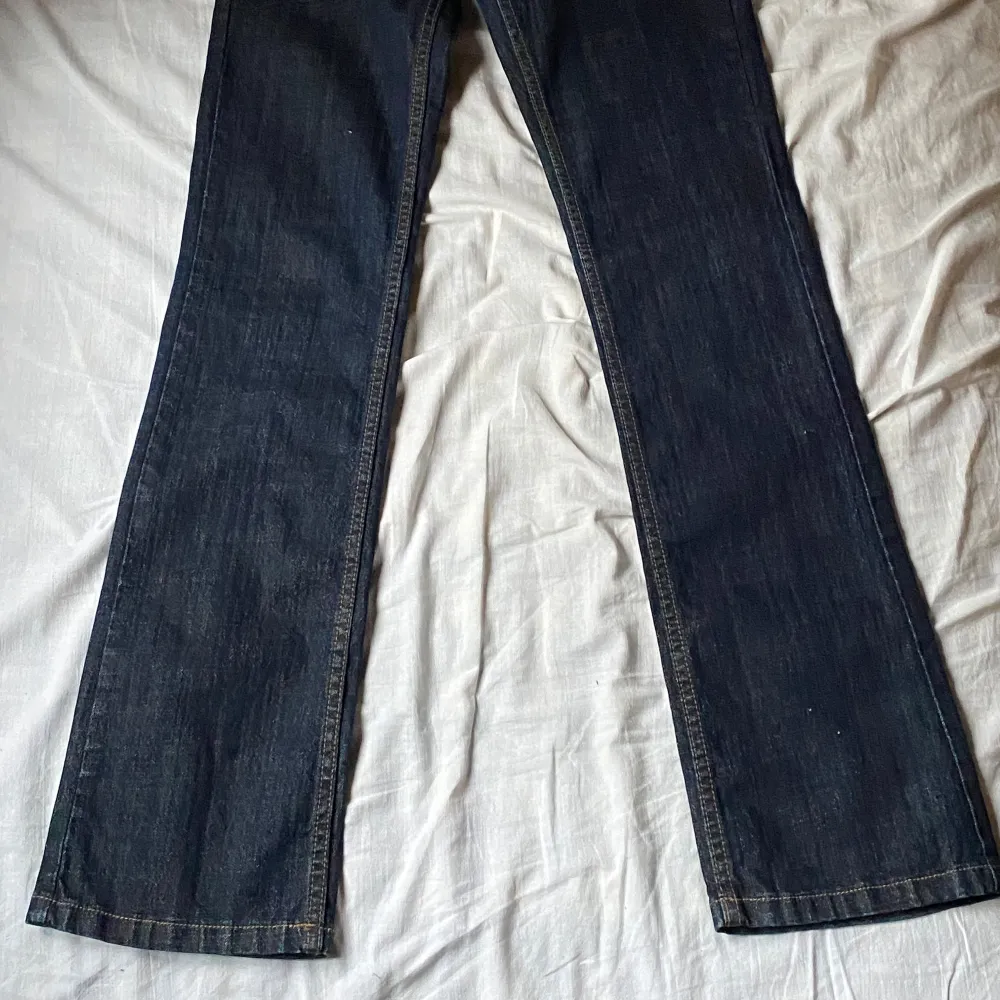 Väldigt fina lowwaist jeans som har lite guldglittriga undertoner, och coola bakfickor. de är i bra skick förutom att dragkedjan är lite trasig men fråga gärna efter fler bilder ☺️ också det står ingen storlek men skulle gissa xs. Jeans & Byxor.