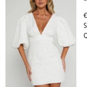 Studentklänning  - Min älskade studentklänning😍😭 helt perfekt men kommer inte komma till användning någon mer gång🥲Endast använd på studenten. Storlek 38 från showpo men har sytt om den lite hos skräddaren vid brösten för att minska den ursprungliga urringningen. Pris pga dyr frakt och tull 