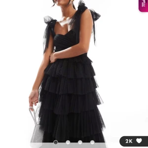 Balklänning!!  - Skit snygg svart balklänning som tyvärr va lite liten🩷🩷såg fel på hemsidan o missade sista retur dagen så därför jag säljer här, den är aldeig använd och har lapparna kvar!!Helt slutsåld på hemsidan i alla storlekar! Kan gå ner i pris vid snabb affär! Står storlek 4 men tror de är som xs🩷