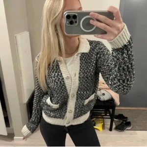 Tröja - Säljer denna jättefina koftan man kan ha till allt!! Tryck köp nu!