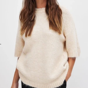 Stickad T-shirt Moa Mattsson - Använd 1 gång! Så himla fin och mysig 😍💕Slutsåld i XS på hemsidan, Moa Mattssons kollektion med NA-KD! Nypris 499kr!