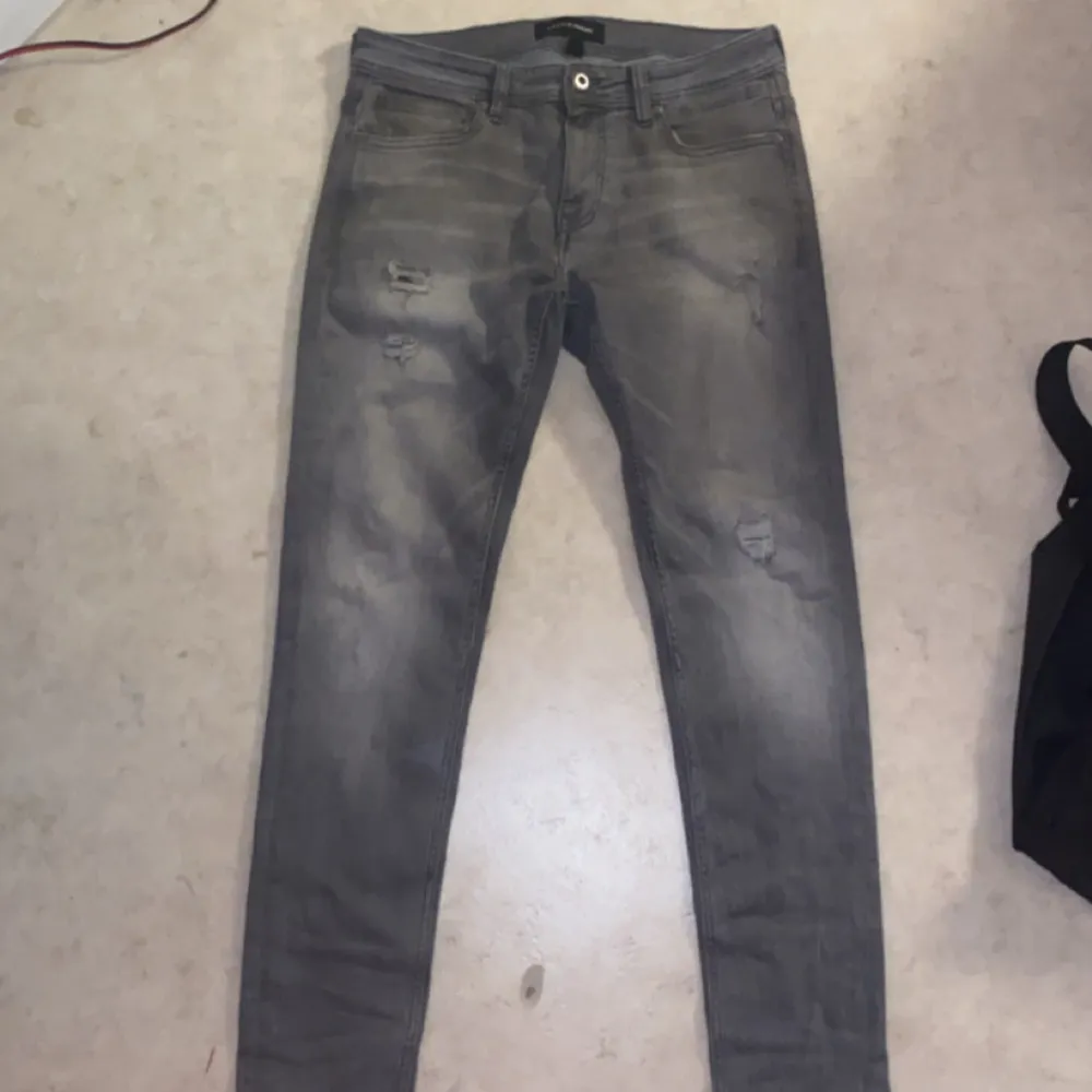 Feta jeans med slitningar, modell slim Ljusare i verkligheten . Jeans & Byxor.