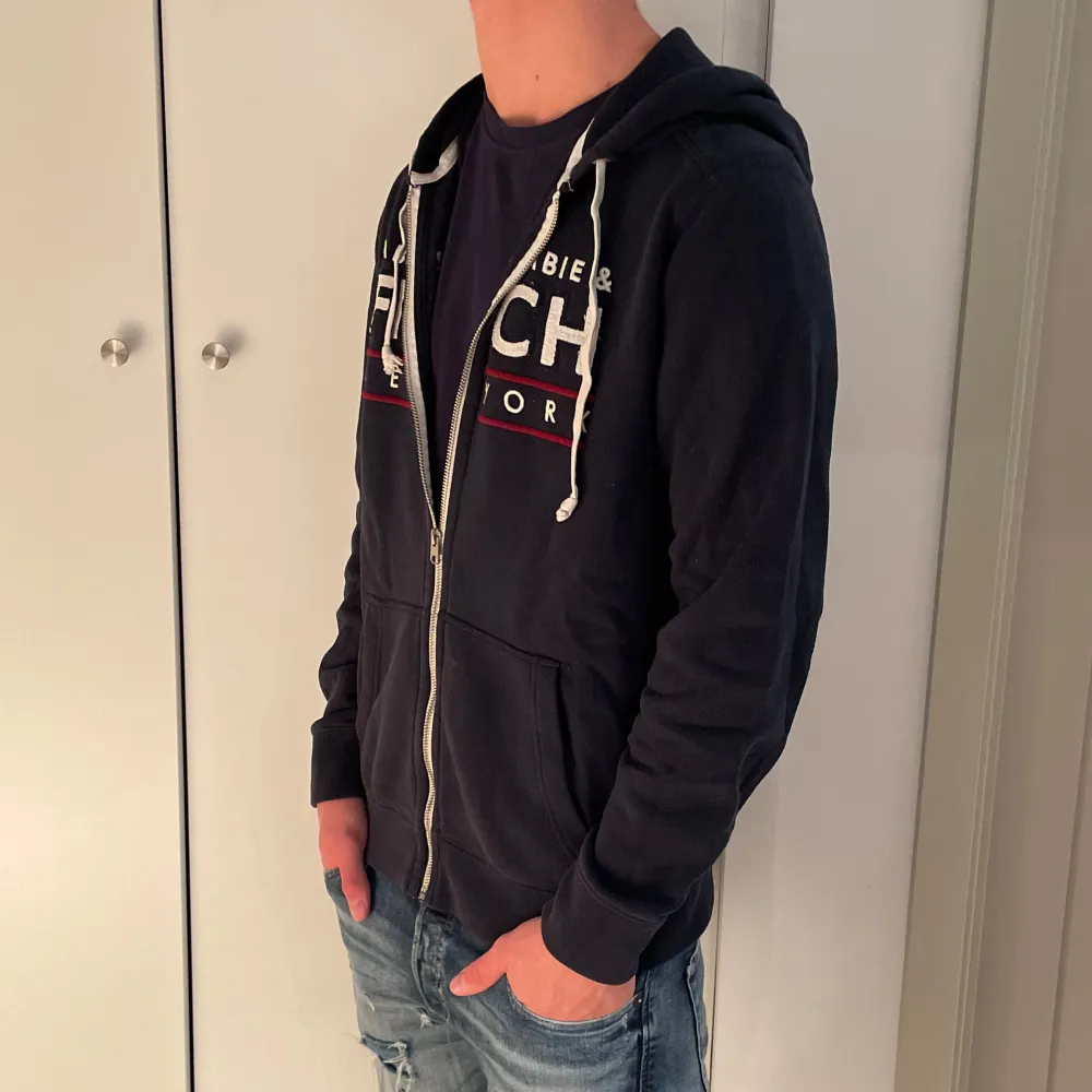 Hej! Vi säljer nu en vansinnigt snygg abercrombie zip hoodie | Strl: S Skick: 9/10 | För ytterligare frågor är det bara att skriva 🌴. Hoodies.