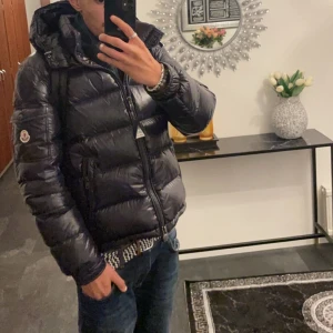 Moncler Maya jacka  - En mörkblå moncler maya storlek 1/Xs och S