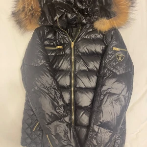 Rock And Blue - Jackan är i perfekt skick och passform håller en varm dessutom är leopard print väldigt trendigt. Tyvärr så passar den inte min stil längre. Pris kan diskuteras 