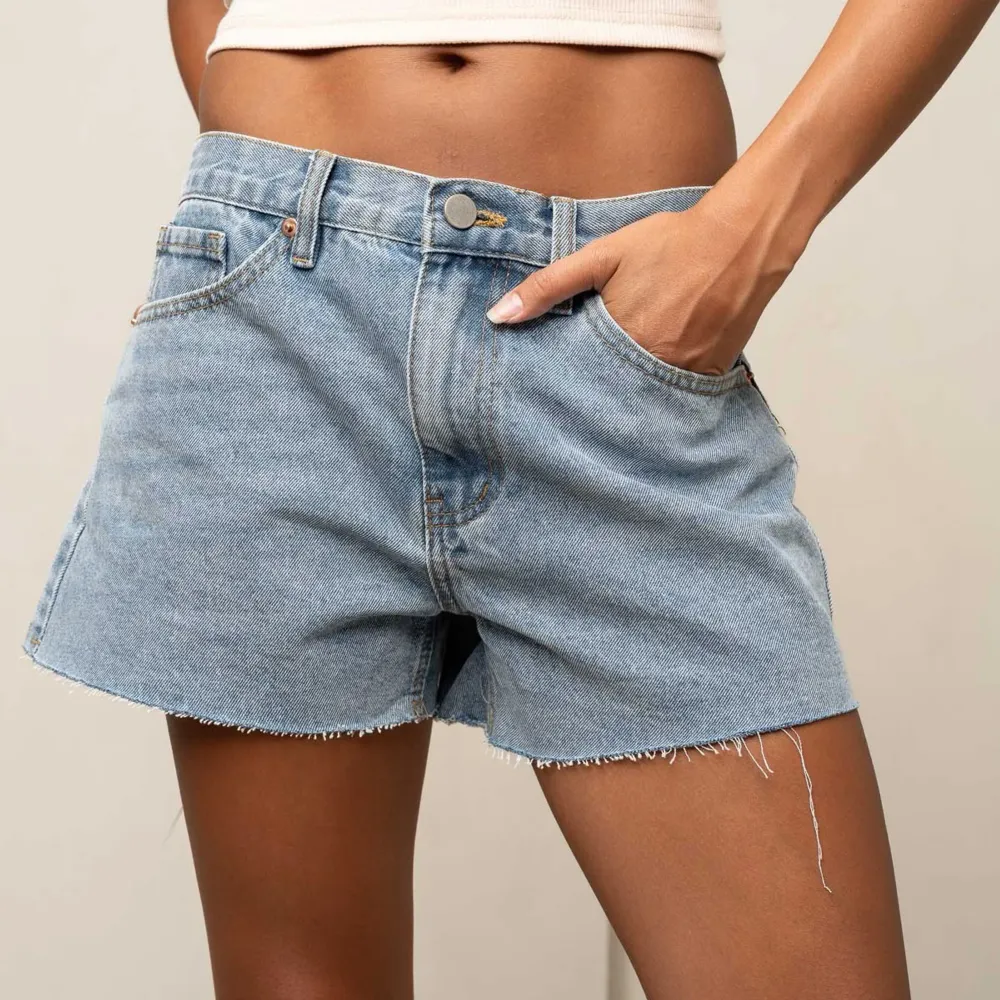 (Första bild är lånad) Säljer dessa supersnygga jeansshorts då dem är för små för mig🙌 Mycket bra skick💕 Weekday shorts modell: ROWE. Shorts.