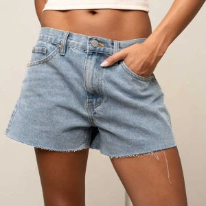Jeansshorts  - (Första bild är lånad) Säljer dessa supersnygga jeansshorts då dem är för små för mig🙌 Mycket bra skick💕 Weekday shorts modell: ROWE