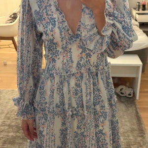 Blå klänning - Sjukt fin blå klänning som går att klä upp och klä ner. Bara använt några fåtal gånger så i bra skick. 💕Pris kan diskuteras