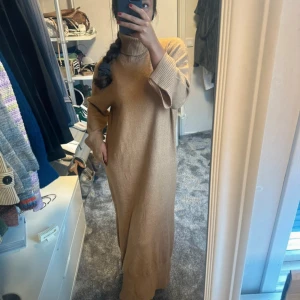 Stickad klänning - Så fin stickad klänning 🧡🤎 står ingen storlek, jag är 170cm lång och brukar ha XS-M för referens, skulle säga att den passar från M-XL beroende på hur man vill ha den! Den är helt oanvänd och har en liten slit på sidan 🌥️