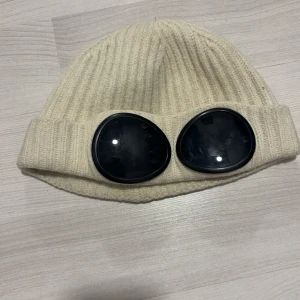 C.P Company mössa  - Unisex, Mössan är äkta!(OG modell)Det är väldigt bra skick på mössan, Mössan är använd få gånger. Mössan är ny tvättat😄👍. 