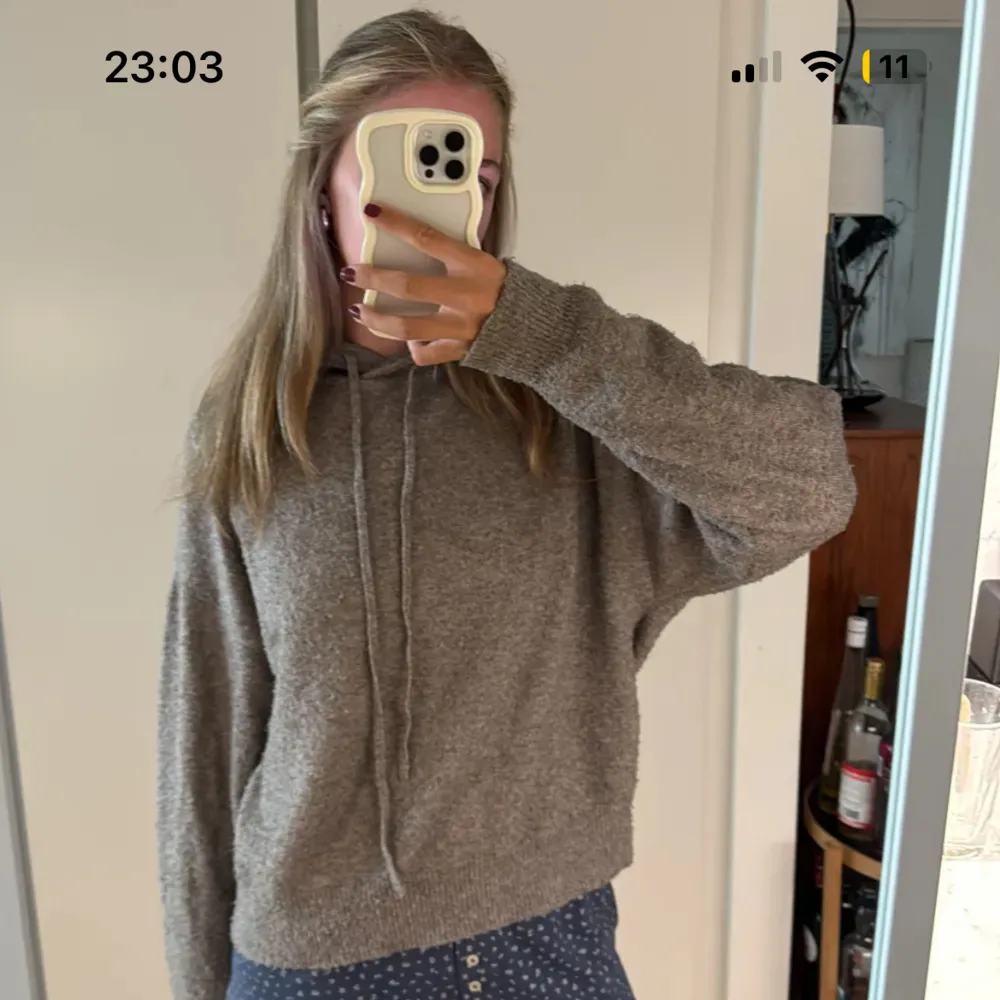 Intressekoll på min stickade hoodie💞, jättefin till hösten, nästan aldrig använd💞storlek m men passar också S-L. Stickat.