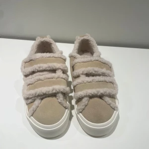 INUKII SHEARLING LOW VELCRO SAND SNEAKERS❤️( populära och slutsålda) - Oanvända fina beiga inukii VINTER sneakers som är anpassade för snö och vatten och kyla, perfekt nu för hösten och vintern! Intressekoll!❤️Inga defekter och aldrig använda!