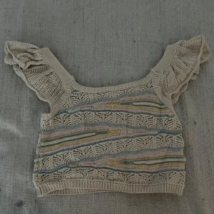 Stickad topp - Fin stickad topp från Zara i strl M. Man kan ha den off-shoulders om man vill.