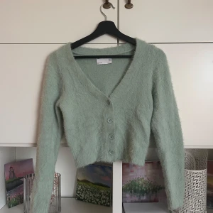 Fluffig kofta - Jättesöt mintgröna kofta i fluffigt material 💕 verkligen så mysig nu till hösten men kommer inte till användning