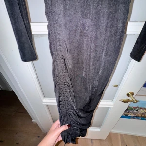 Svart festklänning  - Från Chiquelle storlek M. Skulle säga att den är liten i storleken. Passar 36/38. Stretchig! Inga fläckar utan bild tagen med blixt ⚡️ 