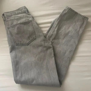 Low straight jeans - Säljer mina low waist straight jeans från Gina tricot! Sitter low/mid waist. Små slitningar längst ner i benen men som man inte lägger märke till💕storlek 36  Skriv vid funderingar!