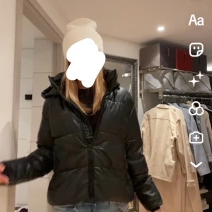 zara jacka - varm vinter jacka från zara, den är  bara använd några gånger så den är i bra skick