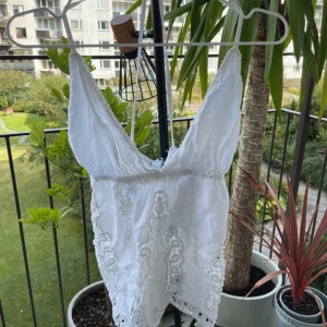 Vitt broderat linne - Så himla fint broderat vitt linne i bra skick som passar bra på sommaren eller under en kofta 🙈🙈 Inga fläckar eller så