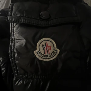 Moncler jacka maya - Hejj!! Säljer nu min moncler jacka! Vill ha någon annan jacka till vinter. Pris kan diskuteras!🩷