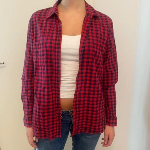 Röd och svart rutig skjorta från Esprit - Säljer en snygg röd och svart rutig skjorta från Esprit, uppskattar storlek 44 . Skjortan har långa ärmar och knappar framtill. Perfekt för en avslappnad stil eller som en overshirt över en t-shirt. Passar bra till både jeans och kjol!