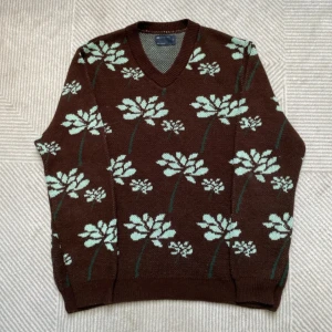 Kofta sweatshirt blommig män asos - Jätte fin sweatshirt med blommor på. Väldigt bra kvalite med ett stabilt och hållbart material. Storlek M . Herr  #vintage #adidassneaker #hoodie #jeans #baggyjeans #baggy #opium #drain #goth #modern #mode #women #men #nice #cropped  #sweater #sweats