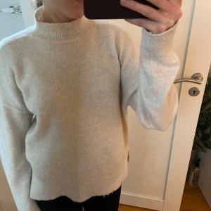 Stickad tröja  - Lite krage på den, fint skick! Perfekt till hösten☺️lite slits på sidan, skitsnygg detalj