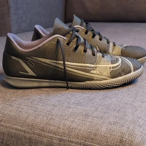 Inomhusskor Nike - Använd ett fåtal gånger, insåg sen att de var för små för mig. 