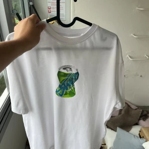 Vit tröja med tryck - Vit tröja med tryck säljes, har använts få tal gånger. Är M men passformen är baggy.