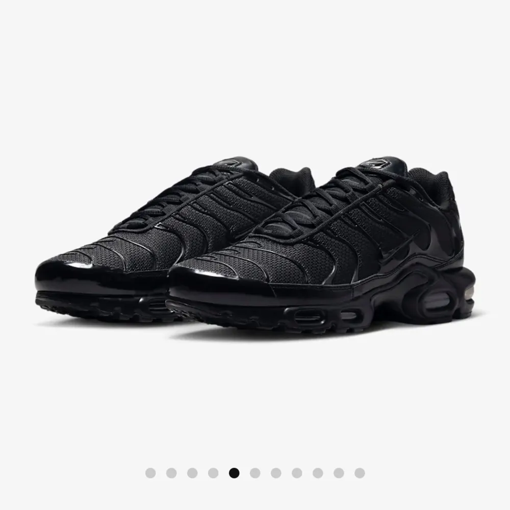 Nya nike plus använda 2-3 gånger storlek 43 men tyvär något taighta för mig därför säljer ja dem . Skor.