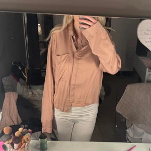 skjorta - pyjamasskjorta från kay day helt oanvänd🌸 materialet känns som siden men är inte säker