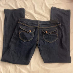 Lågmidjade jeans  - Lågmidjade bootcutjeans som inte kommer till användning dom är i nyskick och kan gå ner i pris orginal pris 999kr dom är knappt använda  pris går att diskuteras 