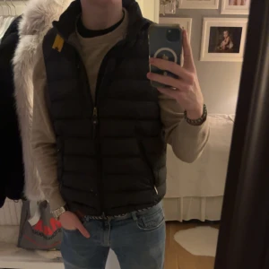 Parajumper väst - Tja säljer nu min parajumper väst. Storleken är L och passar allt från 175-186. Priset är diskuterbart vid snabb affär