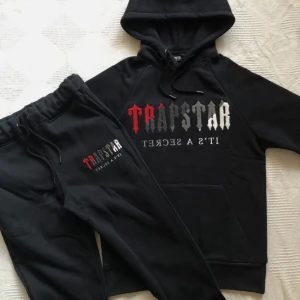 Trapstar röd  - Helt ny trapstar har aldrig använts och kostar endast 1200