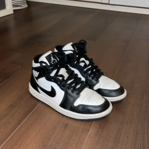 jordan 1 mid panda - 8/10 skick pandas ny pris 1600 pris kan diskuteras 