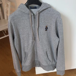 Polo Bear zip Hoodie  - En helt oanvänd  och skön Polo Bear Ralph Lauren zip hoodie i st M för endast 950kr!  Nypris 3105kr