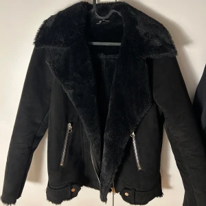 Jacka i fusk-mocka och päls - Rymlig small 🤍