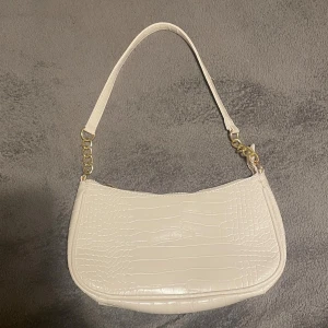 Snygg liten väska - Ny vit väska med gulddetaljer 