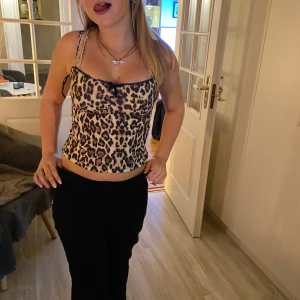 Leopard linne från gina - Ett leopard linne från Gina Tricot i storlek S men funkar som Xs och M och köpt för 259kr, säljer den då den inte kommer till användning💗jätte bra skick och använd 1 gång, pris går att diskuteras!
