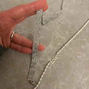 Halsband med strass och pärlor  - Nyskick 