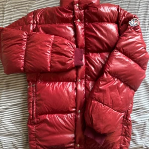 Moncler Dunjacka - Säljer nu denna jättefina Moncler jackan. Den är vintage och har det gamla märket. Väldigt bra skick