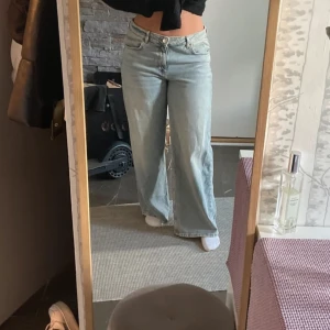 Ljusblå jeans med lågmidja - Säljer ett par snygga ljusblå jeans från Ginatricot i storlek 36. De  är lågmidjade med en straight/ lose fit passform och i nyskick!