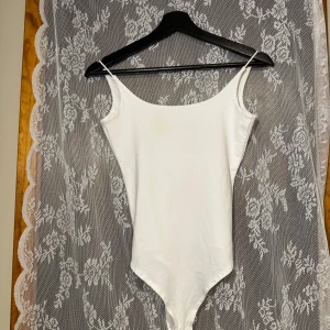 Vit body - Vit body, knappt använd o inga fläckar! Storlek xs🤍