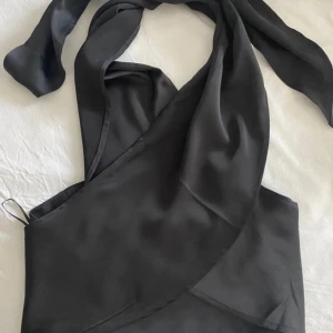 Topp  - Cropped satin topp med korsande band i halsen som knyts bak