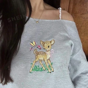 Tjocktröjan  - Helt ny och oanvänd!! Jätte snygg och bra material! Har dock för många sånna här tröjor så väljer att sälja den mest oanvända och göra plats i min garderob 🥰