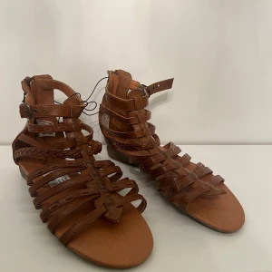 Sommar skor - Storlek 37 från skopunkten, aldrig använda prislapp finns kvar